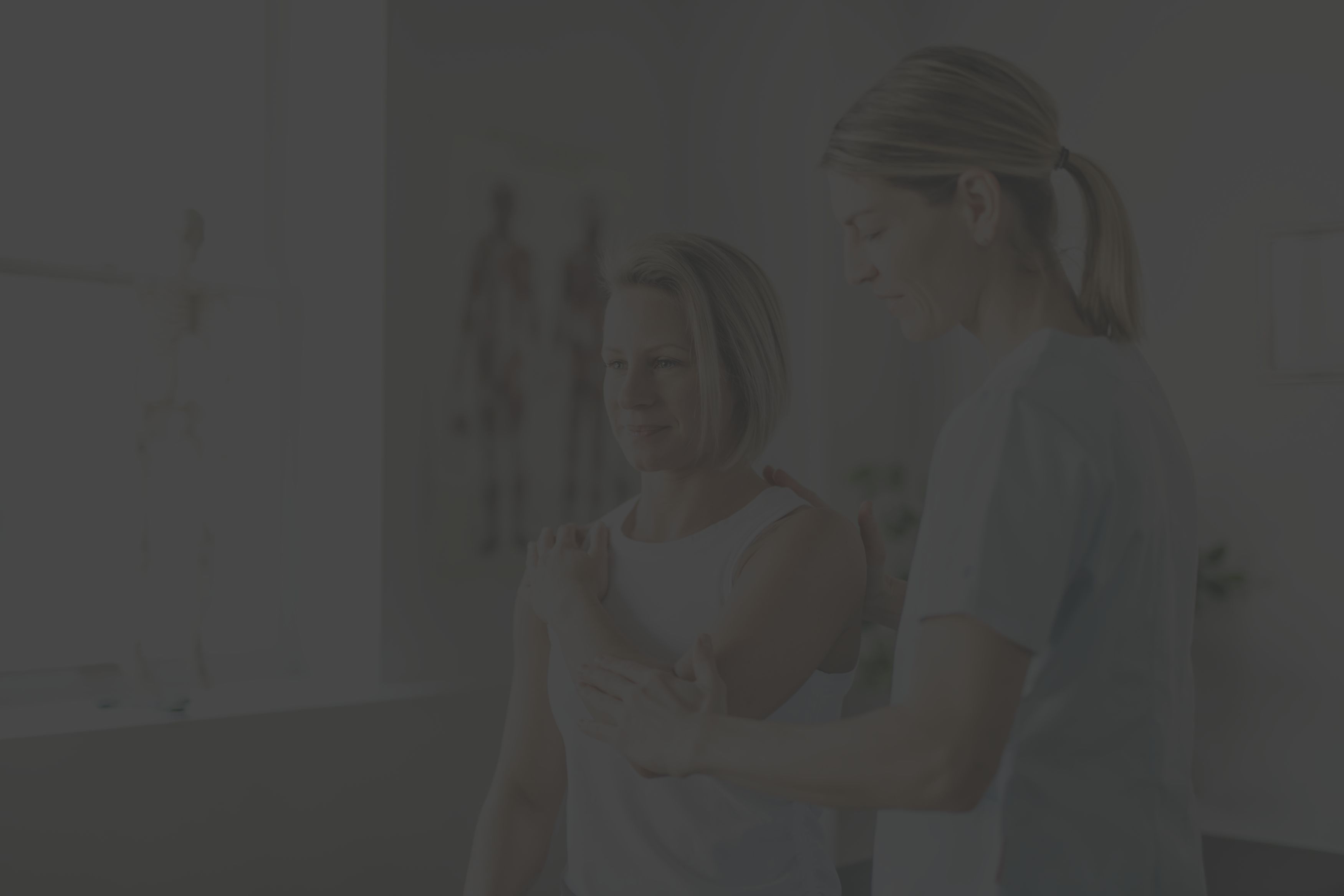 woman in her thirties seeing a doctor to assess rheumatoid arthritis symptoms