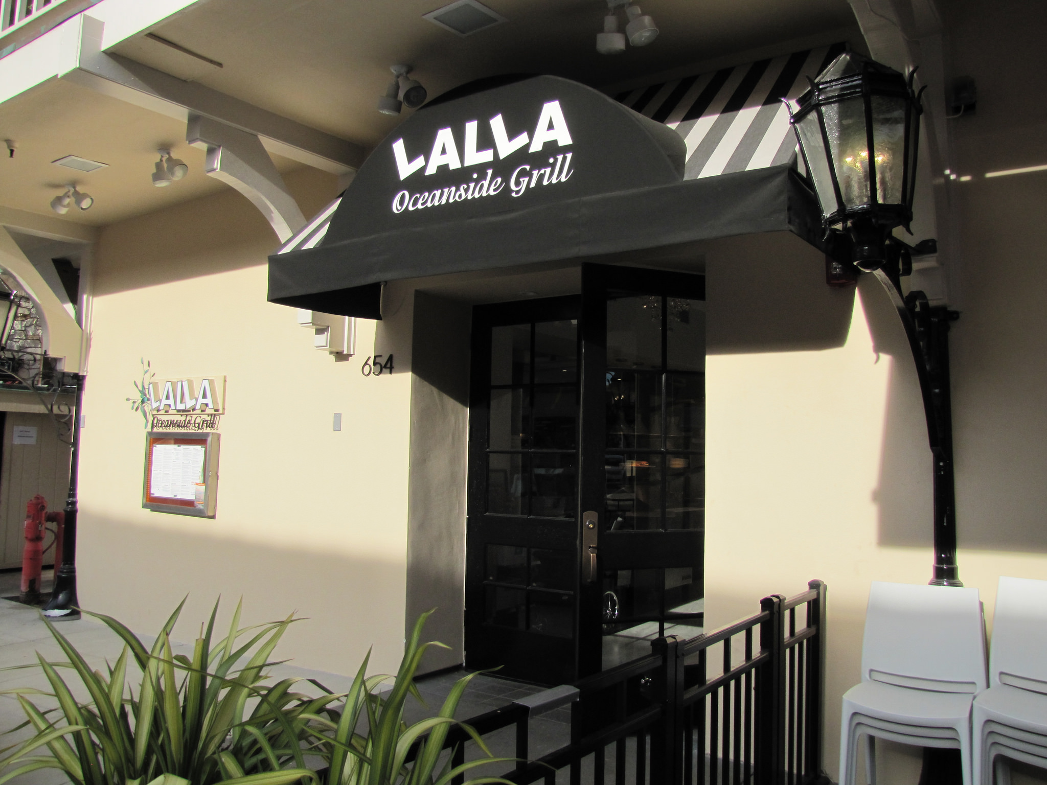 A Quick Escape from Reality Awaits You at Lalla Oceanside Grill