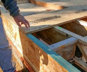 Details at the Floor Frame