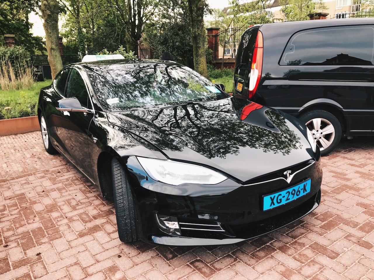 阿姆斯特丹｜搭 Tesla Taxi 往返史基浦機場