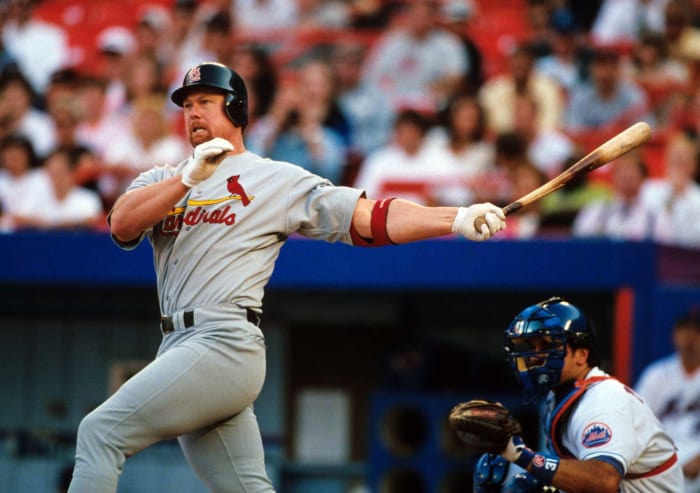 1997: Los Cardinals adquieren a Mark McGwire de Athletics para posibles clientes.